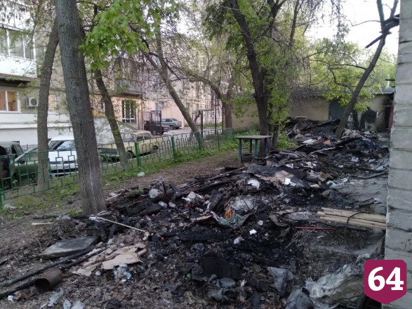 В Саратове жители пожаловались на соседство со сгоревшими сараями