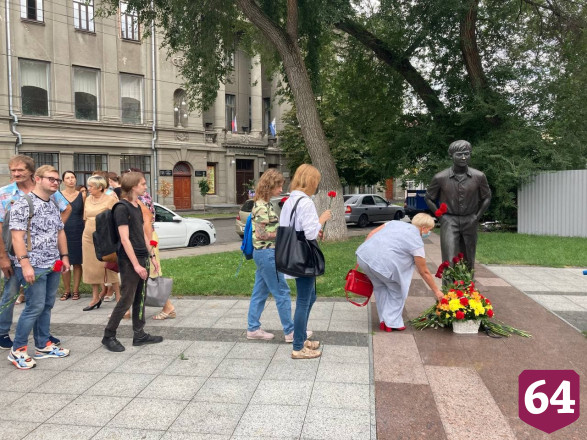 Жители Саратова возложили цветы к памятнику Олегу Табакову