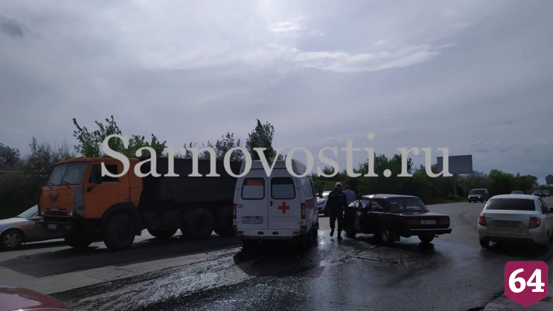 В аварии с грузовиком у саратовского кладбища покалечился мужчина
