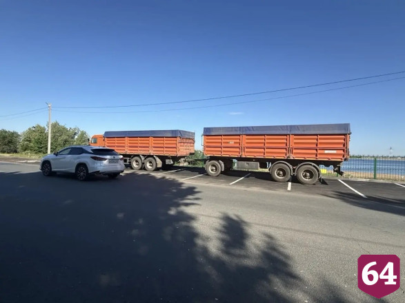 На парковке для легковых автомобилей у городского пляжа заметили большегрузы