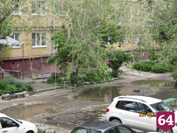 Саратовцы пожаловались на бездонные болота во дворе 
