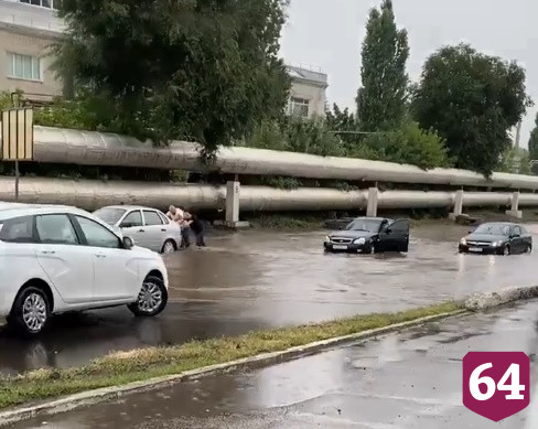 Житель Саратова катался во время потопа на доске с веслом