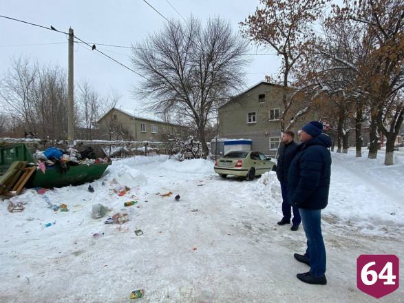 Жители пожаловались на горы мусора у дома и бродячих собак