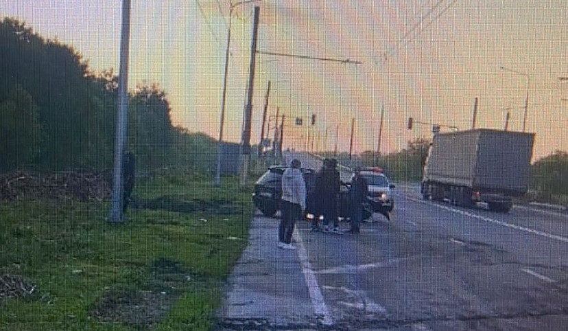 Компания молодых людей покалечилась в ночном ДТП со столбом