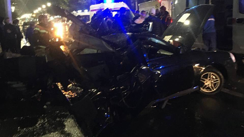 Пять человек покалечились в ДТП со столбом в Саратове