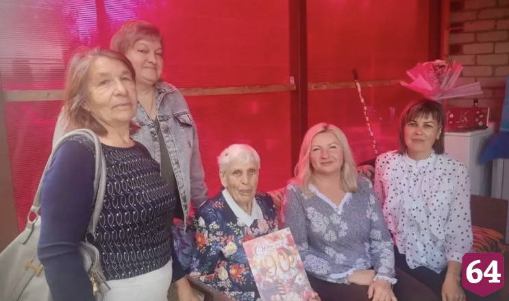 Саратовская долгожительница в 90 лет интересуется новостями в селе и стране 