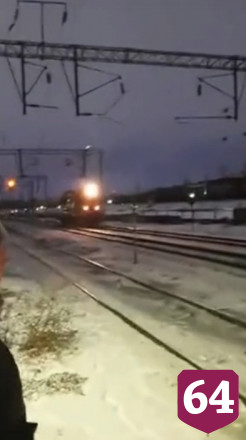 В Саратове дети устроили смертельно опасные игры перед тепловозом