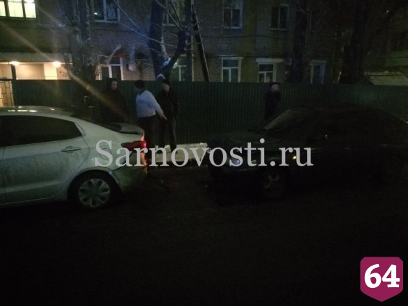 В Саратове пьяный водитель протаранил иномарку с ребенком и сбежал