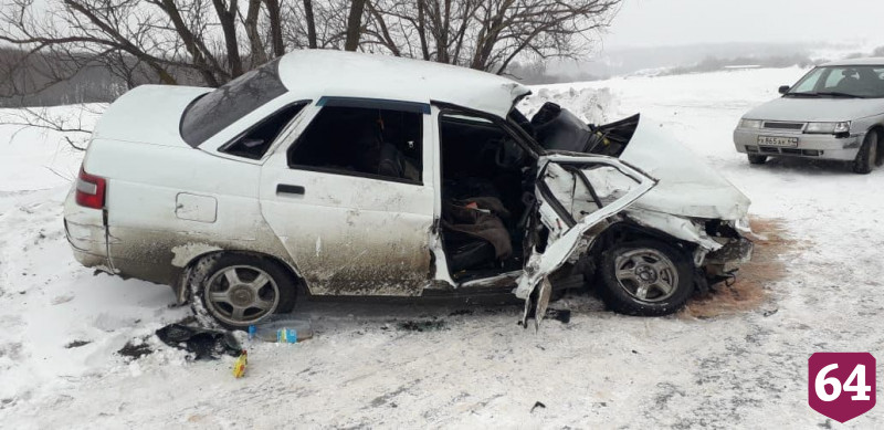 Под Саратовом в ДТП с фурой покалечились женщина и 14-летняя девочка
