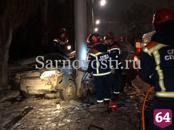 В Саратове вылетевшее из машины тело пьяного водителя прижало к столбу