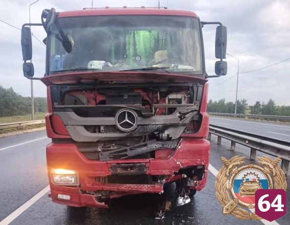 Два человека пострадали в тройной аварии с грузовиками на окраине Саратова