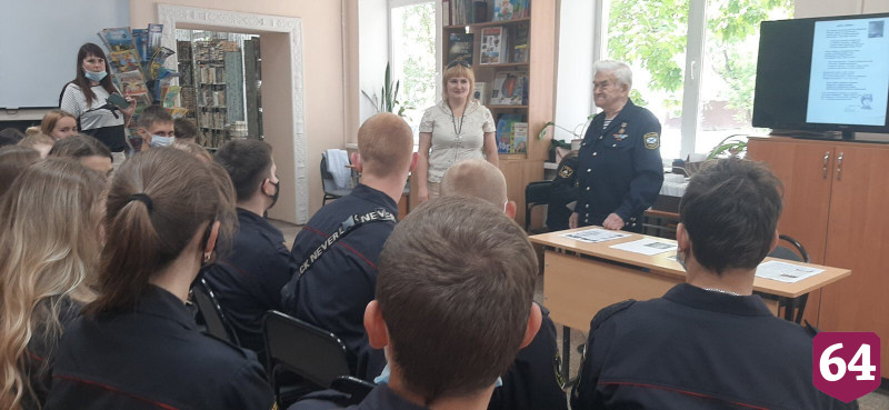 Ветеран флота нарисовал военное детство в Саратове