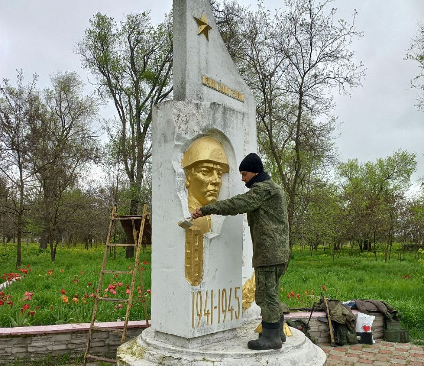 Саратовские бойцы СВО облагораживают памятник в Запорожье