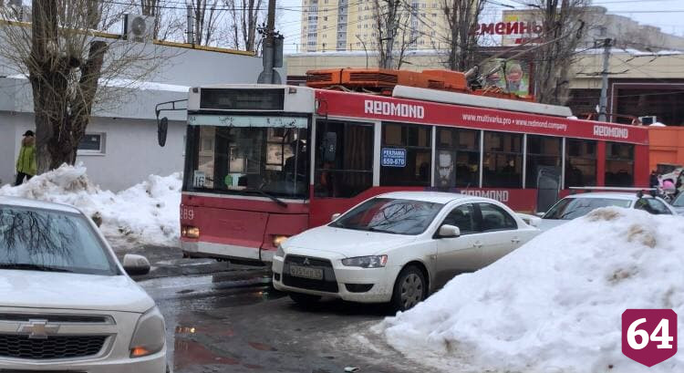 В центре Саратова автохамы издеваются над водителями троллейбусов