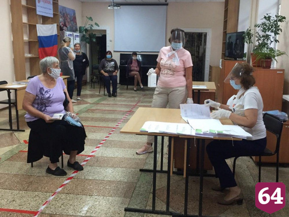 Саратовцы изучают текст поправок в Конституцию вместо мемов в соцсетях
