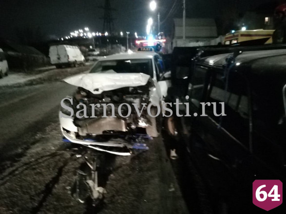 В Саратове после аварии таксиста увезли в больницу