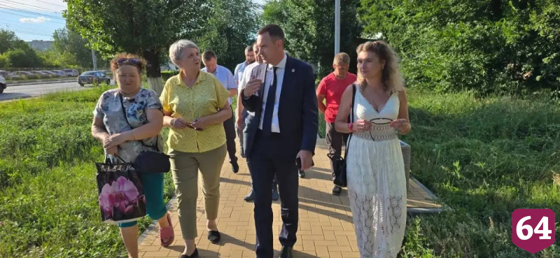 В Энгельсе проверили отремонтированные тротуары