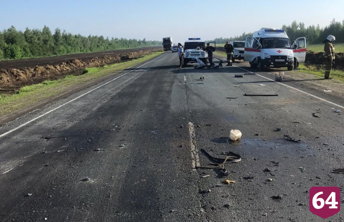 На саратовской трассе в ДТП с фурой разбился водитель «Лады» 