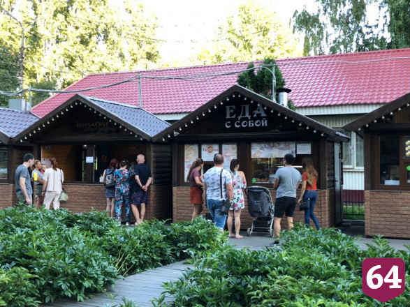 Жители Саратова массово гуляют в горпарке без масок