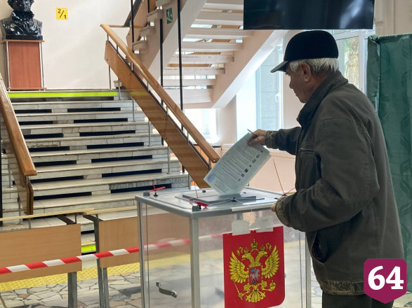 Жители Саратова приходят на выборы семьями