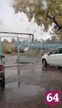Автомобилист из Энгельса показал разбитую дорогу к стадиону и детсаду