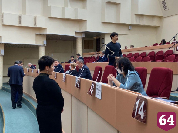 Депутаты думы Саратова пришли на заседание в масках 