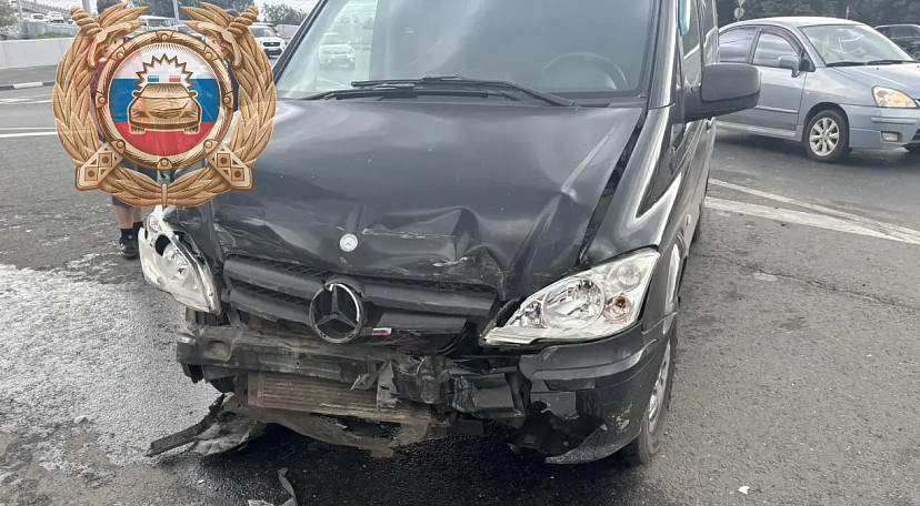 Три человека из минивэна пострадали в ДТП у моста в Саратове