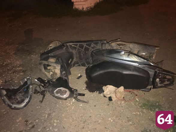 Скутерист протаранил бетонные блоки и попал в больницу