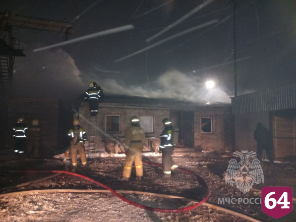 В Саратове горели склады с древесиной
