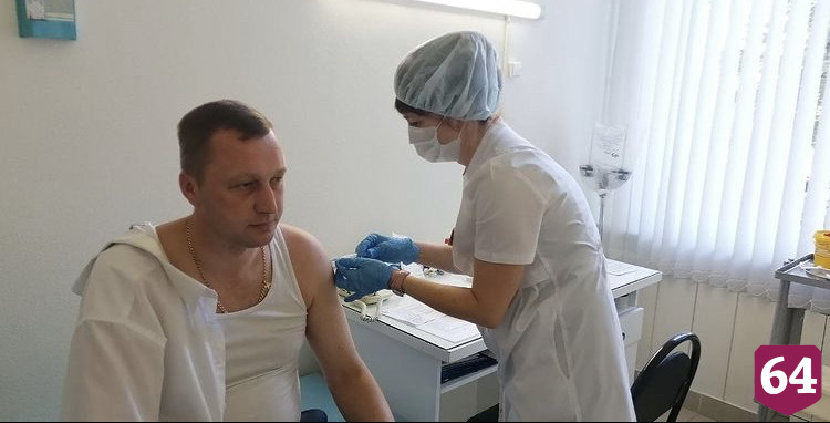 Председатель саратовского правительства повторно привился от коронавируса 