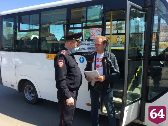 Автоинспекторы Саратова вручали водителям автобусов маски