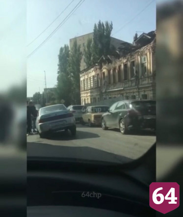 В центре Саратова легковушка провалилась в открытый люк