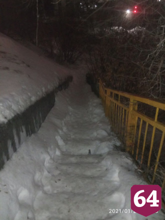 Саратовцы пожаловались на ледяной спуск с моста