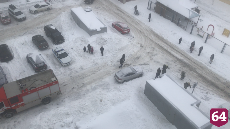 В Саратове пожарные тушат горящую квартиру в многоэтажке