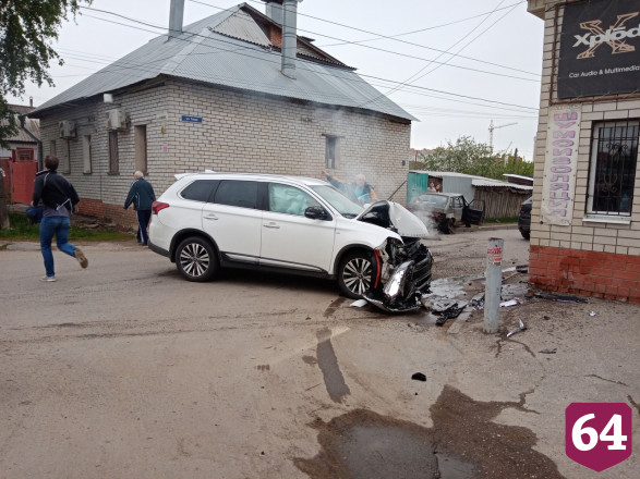 В аварии на Калинина автомобили врезались в дом и забор