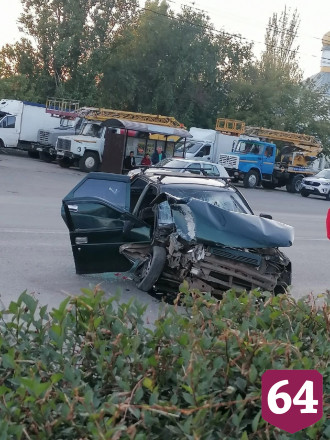 При столкновении со столбом автомобиль превратился в металлолом
