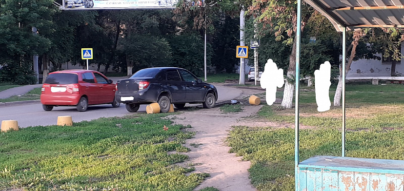 Автоледи отвлеклась на ребенка и протаранила бетонное ограждение