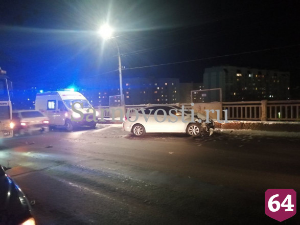 В Саратове девушка с травмой отказалась ехать в больницу после массового ДТП