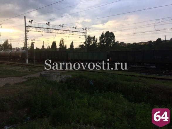 В Саратове попавшему под поезд мужчине отрезало ногу