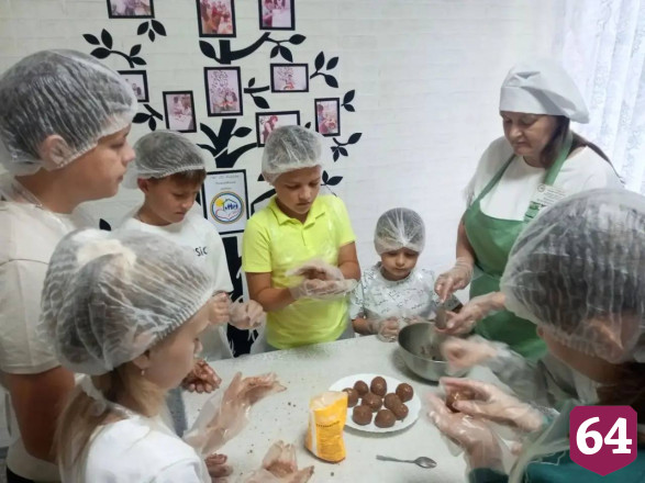 Саратовских детей научили готовить пирожное «картошку» 