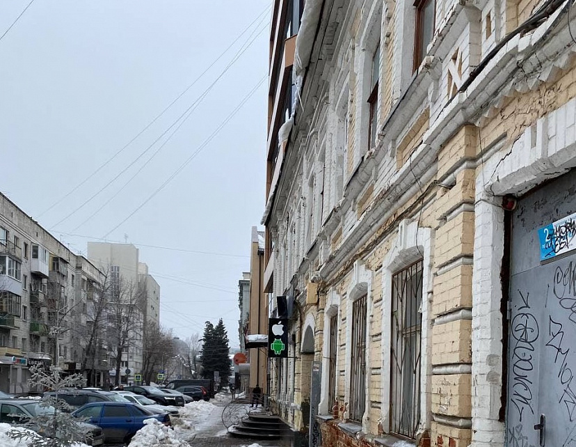 Саратовец рассказал об опасной крыше у медцентра