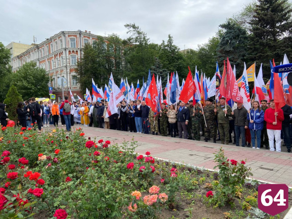 В Саратове в День России развернули 60-метровый флаг