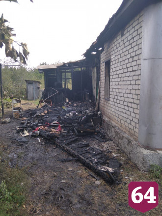 Пенсионерка спаслась из горящего дома под Саратовом