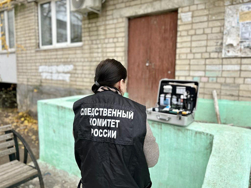 У подъезда дома под Саратовом нашли зарезанного мужчину