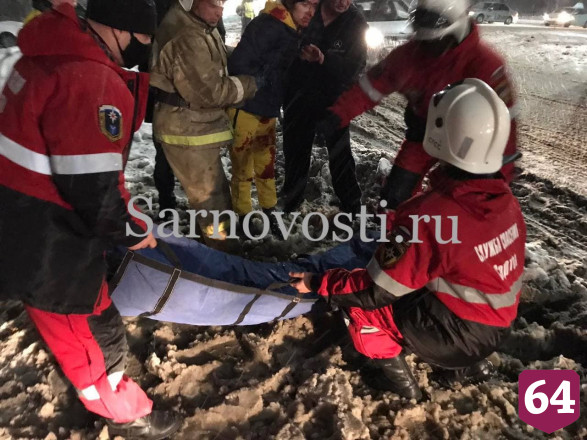 В Саратове легковушку унесло в сугроб от удара грузовика
