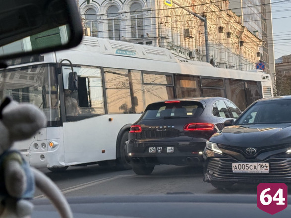 Авария с иномарками парализовала движение в центре Саратова