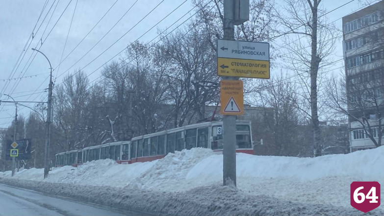 В Саратове из-за снегопада продолжают стоять трамваи