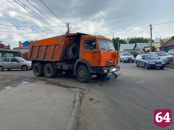 В Саратове грузовик сбил курьера «Самоката»