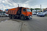 В Саратове грузовик сбил курьера «Самоката»