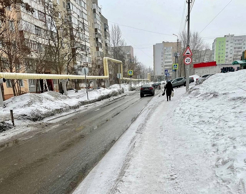 В Саратове школьник скатился со скользкого тротуара под колеса «Газели»